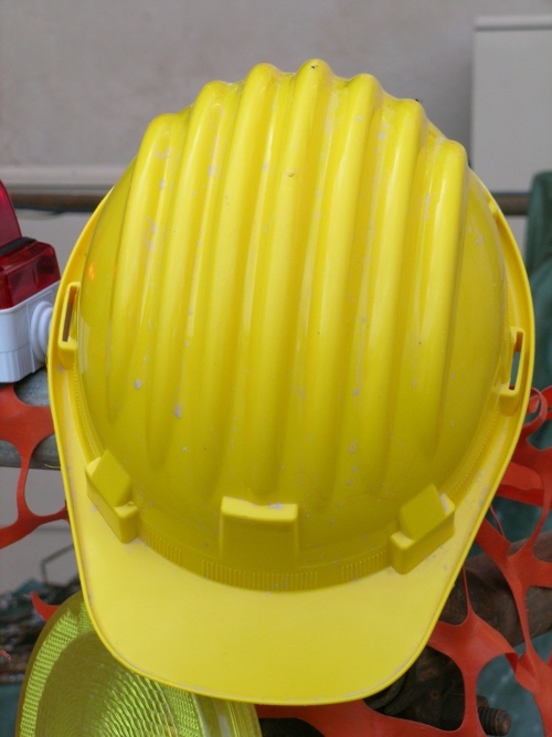 Abbildung 2: Auf der Baustelle ist der Kopfschutz wichtig.