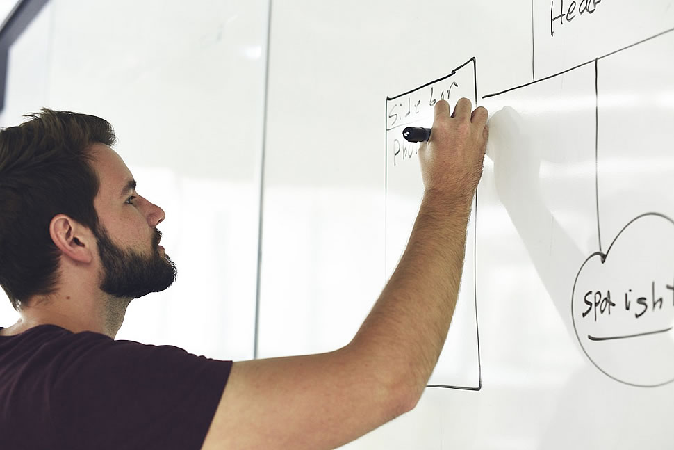 Mit Whiteboard oder Flipchart bestens ausgerüstet: für den persönlichen Kundenkontakt ebenso wie für das virtuelle Gespräch via Skype. Foto: rawpixel / pixabay.com