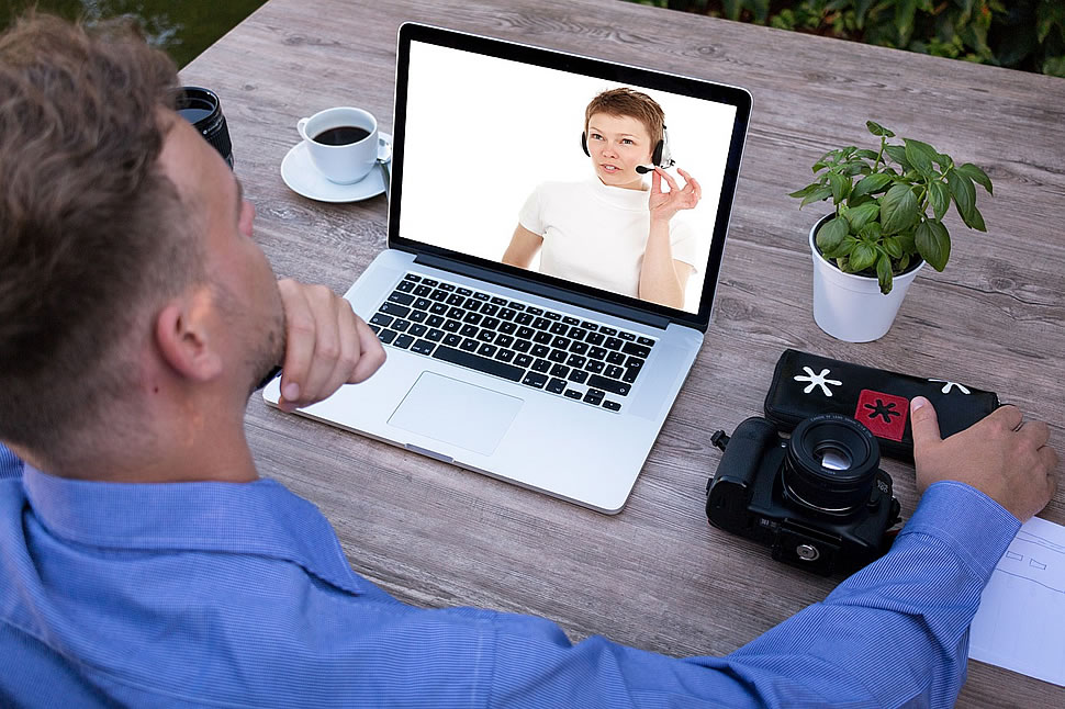 In Online-Meetings sollten wir auf die passende Kulisse achten. Foto: Tumisu / pixabay.com