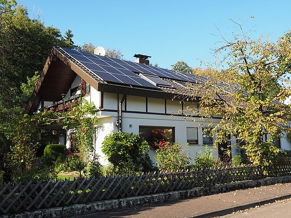 Eine Solaranlage auf dem Dach hat grundsätzlich viele Vorteile, bringt aber Kosten mit sich. Lohnt sich das Ganze? Foto: pixabay.com