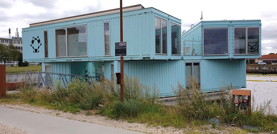 Zugegeben, die Konstruktion sieht auf den ersten Blick durchaus etwas ungewöhnlich aus. Praktikabel ist sie dennoch, zudem könnte die Containerlösung Schule machen, denn der Wohnraum ist knapp und der Ruf nach alternativen Wohnformen wird immer lauter. - Foto: pixabay.com © pinsel12 (CC0 Public Domain)