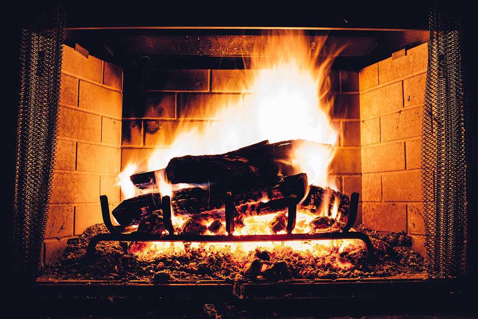 Ein Kaminfeuer verbreitet eine besonders behagliche Wärme. - Foto: Pixabay © pexels (CC0 Public Domain)