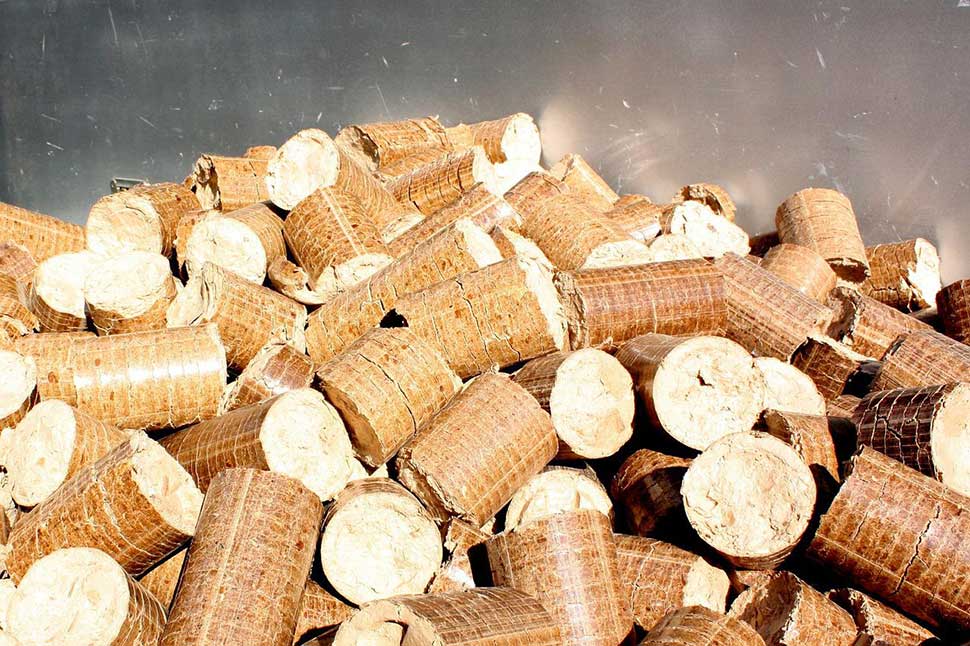 Bei Pellets handelt es sich um einen Brennstoff, der aus gepresstem Holz besteht, das zu kurzen, fingerdicken Stiften gepresst ist. - Foto: Pixabay © moses (CC0 Public Domain)