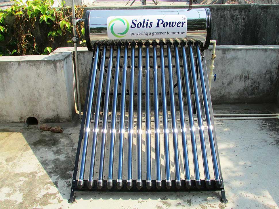 Eine Solarthermie-Anlage übernimmt im Sommer die Warmwasserbereitung. - Foto: Pixabay © vijayanarasimha (CC0 Public Domain)