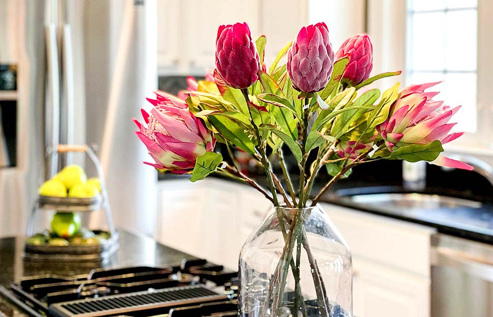 Aufgeräumt sollte es bei der Hausbesichtigung sein. Ein paar frische Blumen wirken einladend und machen direkt einen guten Eindruck. Foto: Pixabay © stallinglama