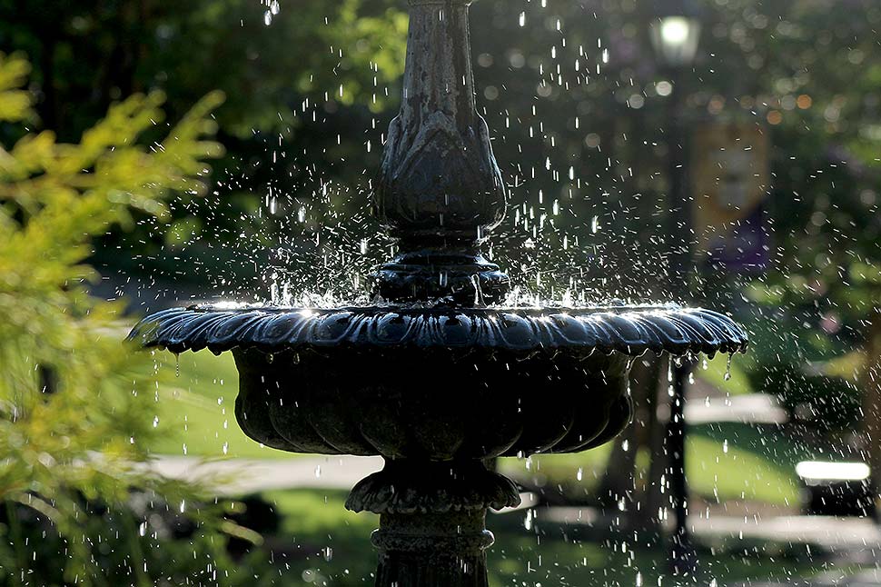 Ein Wasserspiel im Garten kann das gewisse Extra bieten, denn das Geräusch von plätscherndem Wasser wird oft als entspannend empfunden. Foto: Michael M / Unsplash.com