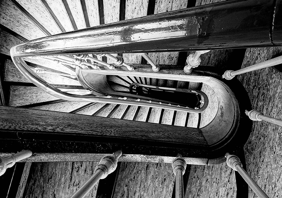 Vorteile von Treppenkonfiguratoren Eine Treppe zu finden, die perfekt zum Eigenheim passt, ist keine leichte Aufgabe. Sie soll nicht nur funktional sein, sondern auch optisch überzeugen und sich harmonisch in den Raum einfügen. Treppenkonfiguratoren bieten die ideale Lösung, um dieses Problem zu meistern und die perfekte Treppe zu planen. Individuelle Gestaltung Nicht jede Treppe passt zu jedem Wohnstil oder in jede Raumaufteilung. Ob modern und minimalistisch aus Stahl und Glas oder klassisch und gemütlich aus warmem Holz – mit einem Treppenkonfigurator können Sie jede Entscheidung selbst treffen. Form, Breite, Geländer und Stufen lassen sich individuell anpassen, sodass Ihre Treppe nicht nur funktional, sondern auch ein echtes Design-Statement wird. Einfach und intuitiv Die Gestaltung einer Treppe klingt kompliziert, aber mit einem Treppenkonfigurator ist das kinderleicht. Dank einer intuitiven Bedienung und klaren Anleitungen führt der Konfigurator Sie Schritt für Schritt durch den Prozess. Auch ohne Vorkenntnisse wird es einfach, Ihre Ideen in die Tat umzusetzen – und dabei macht es sogar richtig Spaß, die eigene Kreativität auszuleben. Ihre Treppe vor Augen Eine Treppe ist eine langfristige Entscheidung – sie prägt den Raum und ist später nicht so leicht auszutauschen. Mit einem Treppenkonfigurator können Sie Fehler vermeiden, indem Sie die geplante Treppe schon vorher sehen. Dank realistischer Visualisierungen oder sogar 3D-Ansichten lässt sich jede Anpassung sofort prüfen. So können Sie Details anpassen, bis alles perfekt ist – lange bevor die Treppe eingebaut wird und unnötige Kosten entstehen. Kosten im Griff Eine Treppe ist eine Investition. Mit einem Treppenkonfigurator haben Sie Ihre Ausgaben jederzeit im Blick. Jede Anpassung – sei es eine andere Holzart, zusätzliche Geländer oder eine besondere Form – wird sofort in der Preiskalkulation berücksichtigt. Das bedeutet: volle Transparenz und keine bösen Überraschungen. Zudem vermeiden Sie teure Nachbesserungen, da Sie genau wissen, wie die Treppe aussehen wird, bevor sie gefertigt wird. Was kann man mit einem Treppenkonfigurator anpassen? Treppen sind nicht nur funktionale Elemente im Zuhause, sondern prägen auch die Atmosphäre eines Raumes. Die Wahl der richtigen Treppe erfordert daher ein gutes Gefühl für Ästhetik und Funktionalität – keine leichte Aufgabe, besonders wenn man sich nicht sicher ist, wie sich eine Treppe in den eigenen Wohnstil einfügt. Hier hilft ein Treppenkonfigurator, der Ihnen ermöglicht, verschiedene Treppentypen zu erkunden, ihre Wirkung im Raum zu testen und sie individuell anzupassen. Ein Überblick über die wichtigsten Treppenarten und ihre Besonderheiten: Holztreppen Holztreppen schaffen eine warme, einladende Atmosphäre und passen sich mühelos verschiedenen Einrichtungsstilen an. Je nach Holzart – ob Eiche, Buche oder Nussbaum – kann die Treppe rustikal, elegant oder modern wirken. Besonders Massivholztreppen überzeugen durch ihre Langlebigkeit. Im Vergleich zu furnierten oder laminierten Holzarten sind sie stabiler, da sie komplett aus einem Stück oder aus massiven Holzschichten gefertigt werden. Mit einem Treppenkonfigurator können Sie die Wirkung verschiedener Holzarten direkt vergleichen und sehen, wie sie sich in Ihr Zuhause einfügen. Zudem lassen sich Eigenschaften wie Oberflächenbehandlung oder Veredelung individuell anpassen, um die perfekte Balance zwischen Stil und Funktion zu finden. Raumspartreppen Nicht jedes Zuhause bietet Platz für großzügige Treppenkonstruktionen. Gerade in kleinen oder verwinkelten Räumen sind Raumspartreppen die ideale Lösung. Sie sind so gestaltet, dass sie wenig Platz benötigen, dabei aber sicher und funktional bleiben. Mit einem Konfigurator können Sie die perfekte Raumspartreppe entwerfen und dabei aus verschiedenen Designs und Materialien wählen. Sie erkennen schnell, was zu wuchtig wirkt oder den Raum optimal ausnutzt – eine echte Hilfe für enge Wohnsituationen. Mittelholmtreppen Für moderne und minimalistische Wohnstile sind Mittelholmtreppen oft die erste Wahl. Durch ihre offene Bauweise wirken sie leicht und elegant, ohne dabei an Stabilität zu verlieren. Ein Treppenkonfigurator erlaubt es Ihnen, Mittelholmtreppen ganz nach Ihrem Geschmack zu gestalten – von der Holzart über die Geländerausführung bis hin zu den Stufen. So entsteht eine Treppe, die sowohl praktisch als auch ein Blickfang ist. Stahltreppen Robust, langlebig und vielseitig – Stahltreppen sind besonders wandelbar. Sie eignen sich sowohl für den Innen- als auch den Außenbereich und bieten eine Vielzahl von Designmöglichkeiten. Mit einem Konfigurator können Sie Stahltreppen individuell gestalten und sogar verschiedene Materialien kombinieren, um ein einzigartiges Design zu schaffen. Die Kombination aus Stahl und Holz, Glas oder anderen Elementen erlaubt es, eine Treppe zu entwerfen, die wirklich etwas Besonderes ist. Fazit: Schritt für Schritt zur Traumtreppe Ein Treppenkonfigurator ist eine praktische Hilfe, um die passende Treppe für das eigene Zuhause zu finden. Er ermöglicht es, die verschiedenen Optionen auszuprobieren und sofort zu sehen, wie die geplante Treppe im Raum wirken könnte. Dabei kann man in Ruhe die Details anpassen, bis die Treppe den eigenen Vorstellungen entspricht – eine große Erleichterung, vor allem am Anfang der Planung. Natürlich ersetzt der Konfigurator keine professionelle Beratung. Sobald die Idee steht, ist es sinnvoll, sich an den Anbieter zu wenden, um sicherzugehen, dass die Umsetzung technisch möglich und sinnvoll ist. Doch der Konfigurator hilft dabei, den ersten Schritt zu machen und eine klare Richtung zu finden. So kommen Sie Ihrer Traumtreppe ein gutes Stück näher. Foto: Pixabay.com