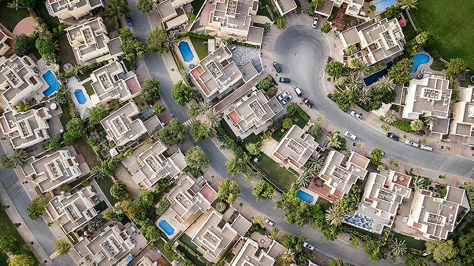 Erfahren Sie, wie Immobilienmakler auf Geschäftsreisen im Ausland helfen, Immobiliengeschäfte effizient abzuwickeln und den Erfolg internationaler Projekte zu sichern. Foto: The Lazy Artist Gallery / Pexels.com